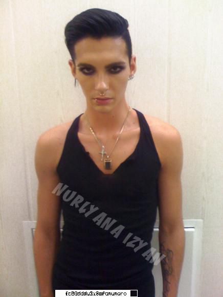 Bill- new pierce` and new look!! - Bill si-a pus un nou pierce in buza de jos Dupa - Bill Kaulitz